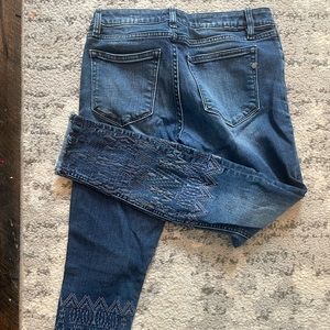 Miss Me Ankle Skinny Size 26 - Cute Embroidery Detail!
